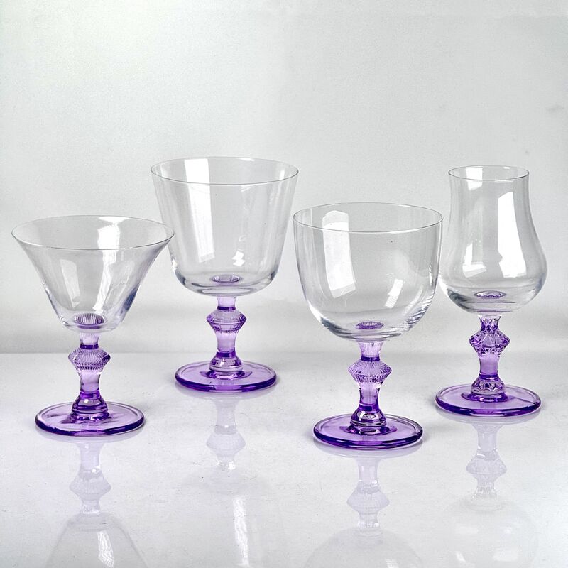 kwaliteit 4‑Pack Vintage Purple Stem Wine Glasses, Assorted Shapes Clear Cup with Decorative Purple Stem, Handblown Glass Goblets for Wedding Party Home Tabletop Decoration fabriek