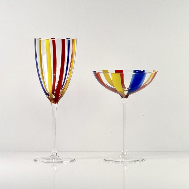 Kwaliteit Hand Blown Art Glass Goblet & Coupe Glass Set, Vibrant Red Yellow Blue Vertical Cane Stripes Murano Style Stemmed Wine & Martini Glasses for Bar, Party & Gift fabriek