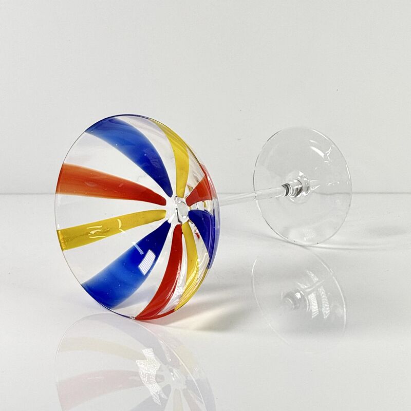 Kwaliteit Hand Blown Art Glass Goblet & Coupe Glass Set, Vibrant Red Yellow Blue Vertical Cane Stripes Murano Style Stemmed Wine & Martini Glasses for Bar, Party & Gift fabriek
