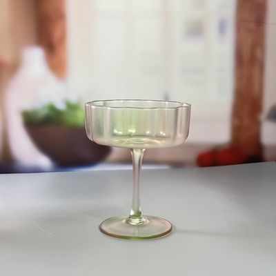 kwaliteit 190 ml Martini glas op maat gespoten kleur Drie-kleurige gradiënt Frosted Coupe Geschikt voor cocktail serveren en bar display fabriek