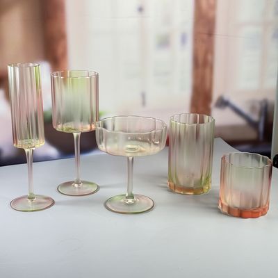 kwaliteit 190 ml Martini glas op maat gespoten kleur Drie-kleurige gradiënt Frosted Coupe Geschikt voor cocktail serveren en bar display fabriek
