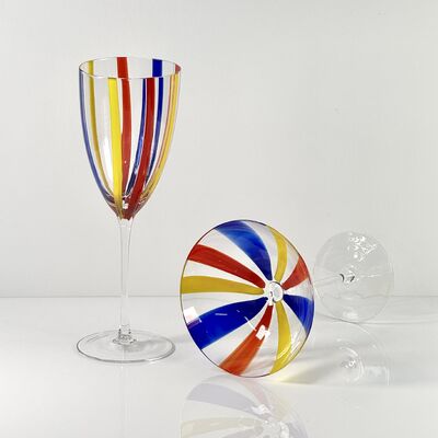 Kwaliteit Hand Blown Art Glass Goblet & Coupe Glass Set, Vibrant Red Yellow Blue Vertical Cane Stripes Murano Style Stemmed Wine & Martini Glasses for Bar, Party & Gift fabriek
