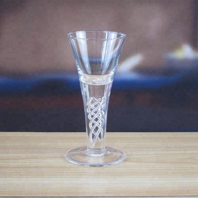 kwaliteit Handgemaakte Decoratieve Geslepen DNA Stem Custom Shot Glasses fabriek