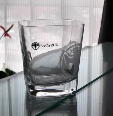 kwaliteit Custom Print Logo Bacardi Whiskey Tumbler Glas, Vierkante Whiskey Glassen fabriek